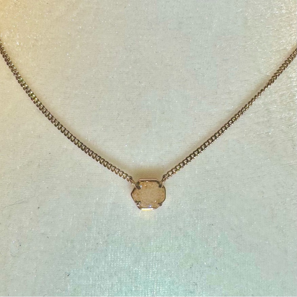 Kendra Scott necklace